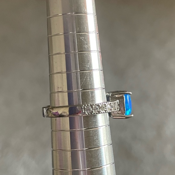 💛 2/$20 💛 Blue Fragrant Jewels ring. Sz 6 - Picture 2 of 2